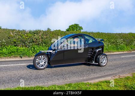 2007 Black Carver One Trike, 659 cc benzina, auto o moto inclinabili Persu Mobility Carver One, Lean Machine, guida con triciclo elettrico su strade di campagna; motori d'epoca restaurati, collezionisti di automobili appassionati di motori, auto storiche che viaggiano nel Cheshire, Regno Unito Foto Stock