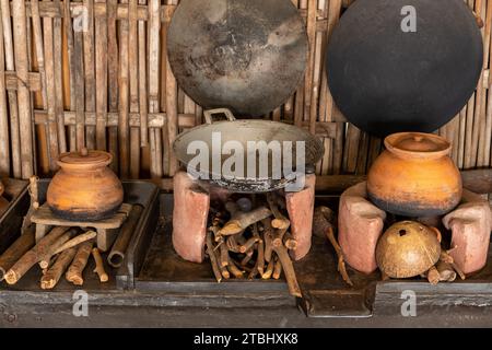 Un'ampia varietà di utensili da cucina per la cucina asiatica tradizionale. Foto Stock