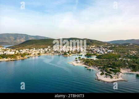 Vista aerea della baia di Ksamil nella riviera albanese Foto Stock