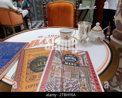 Bacha Coffee Cafe all'interno del Palazzo Dar el Bacha. Menu su un tavolo. Marrakech, alias Marrakech, Marocco, 7 dicembre 2023 Foto Stock