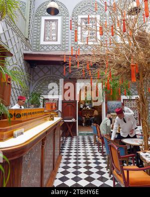 Bacha Coffee Cafe con personale che indossa cappelli Fez, all'interno del Palazzo Dar el Bacha, Marrakech, Marocco, 7 dicembre 2023 Foto Stock