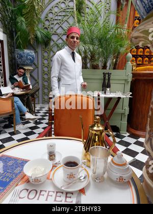 Bacha Coffee Cafe con personale che indossa cappelli Fez, all'interno del Palazzo Dar el Bacha, Marrakech, Marocco, 7 dicembre 2023 Foto Stock