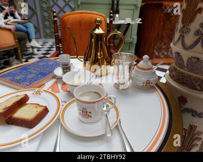 Bacha Coffee Cafe all'interno del Palazzo Dar el Bacha. Primo piano di tazze da caffè e caffettiera in ottone. Marrakech, alias Marrakech, Marocco, 7 dicembre 2023 Foto Stock