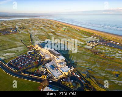 Vista aerea dell'Old Course Hotel, del Golf Resort and Spa e di molti campi da golf con ghiaccio al St Andrews Links durante il sole invernale a St Andrews in FIF Foto Stock