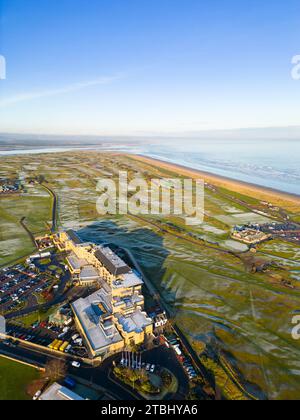 Vista aerea dell'Old Course Hotel, del Golf Resort and Spa e di molti campi da golf con ghiaccio al St Andrews Links durante il sole invernale a St Andrews in FIF Foto Stock