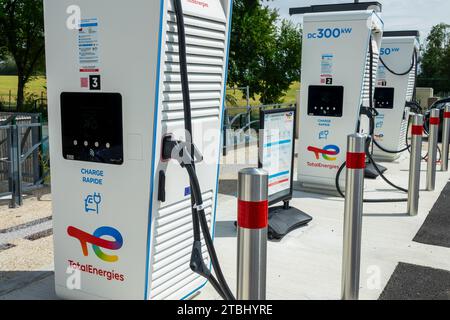 Stazione di ricarica di energia totale per auto elettriche in Francia Foto Stock