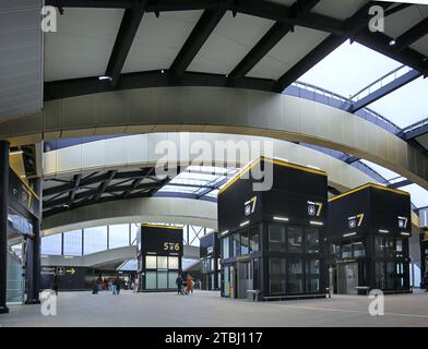 La stazione ferroviaria recentemente ampliata presso l'aeroporto Gatwick di Londra, Regno Unito (dicembre 2023). Mostra il nuovo atrio di uscita che porta al Terminal Sud. Foto Stock