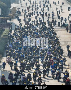 (231207) -- NANCHINO, 7 dicembre 2023 (Xinhua) -- questa foto aerea scattata il 5 dicembre 2023 mostra i lavoratori che cavalcano per lasciare un cantiere navale di Jiangsu Yangzi Xinfu Shipbuilding Co., Ltd. A Taixing, nella provincia di Jiangsu della Cina orientale. Nei primi 10 mesi del 2023, la Cina ha mantenuto la sua posizione di vertice nel mercato mondiale della costruzione navale, con una forte crescita sia in termini di produzione che di nuovi ordini, come dimostrato dai dati del settore. La produzione cantieristica del paese è salita del 12% su base annua, raggiungendo 34,56 milioni di tonnellate di peso morto (dwt) durante il periodo gennaio-ottobre, rappresentando il 49,7% del totale mondiale, secondo Foto Stock