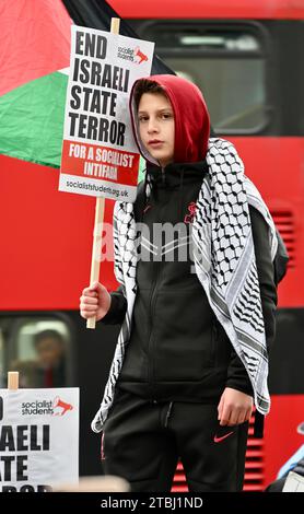 Londra, Regno Unito. London School & uni un giorno sciopero, studenti di massa abbandonarono la Palestina chiedendo un cessate il fuoco ora. Whitehall opposite10 Downing Street. Crediti: michael melia/Alamy Live News Foto Stock