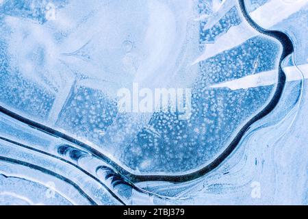 Pozzanghere ghiacciate durante una passeggiata mattutina invernale Foto Stock