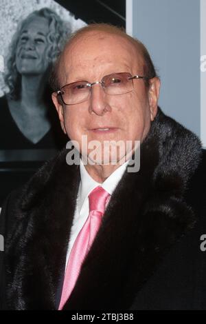 Clive Davis arriva alla serata di apertura del "Beautiful-the Carole King Musical" al Teatro Stephen Sondheim di New York il 12 gennaio 2014. Photo Credit: Henry McGee/MediaPunch Foto Stock