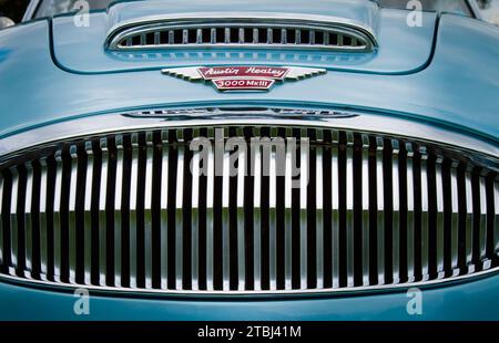 Radiatore anteriore e cofano di Una vettura sportiva classica d'epoca con capote Austin Healey Mark III BJ8 Blue anni '1960, Regno Unito Foto Stock