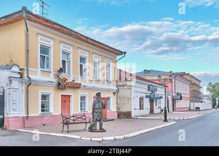 Yelabuga, Russia - 18 giugno 2023: Monumento a Janitor in via Kazanskaya nel centro storico della città. La scultura in bronzo simboleggia la pulizia A. Foto Stock