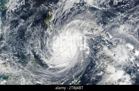 Immagine satellitare del tifone Rai che attraversa le Filippine meridionali e centrali. Foto Stock