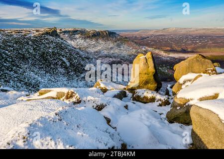 Neve sul bordo settentrionale del Kinder Scout nel Peak District National Park, Derbyshire, Regno Unito Foto Stock