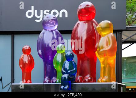 "Jelly Baby Family" di Mauro Peruccetti all'esterno di Plaza Singapura, Orchard Road, Singapore Foto Stock