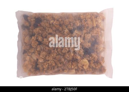 muesli con frutta e noci in sacchetto di plastica trasparente isolato su fondo bianco, mix di muesli al forno, cereali per la colazione Foto Stock