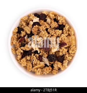 granola croccante in ciotola di ceramica isolata su bianco, muesli con noci, mirtilli rossi e uva passa da vicino, concetto di alimentazione sana Foto Stock