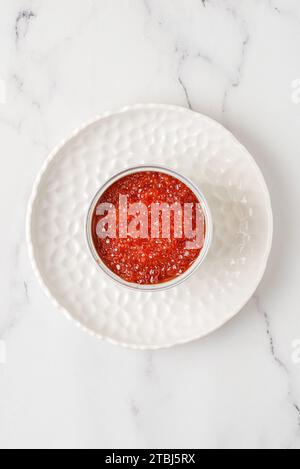 caviale rosso in un vaso di metallo. Foto di alta qualità Foto Stock