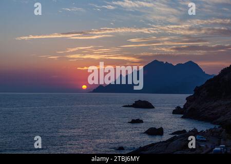 Tramonto nel villaggio di Porto, Corsica, Francia Foto Stock