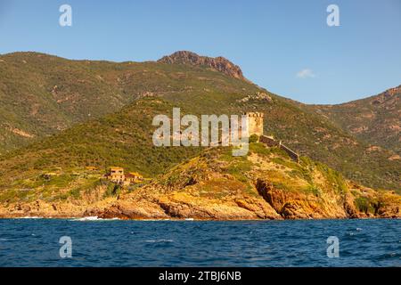 Torre genovese vista dal mare vicino al villaggio di Porto, Corsica, Francia Foto Stock