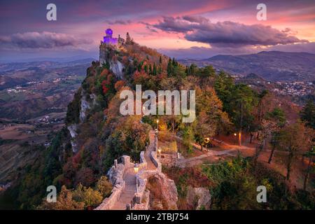 San Marino, Repubblica di San Marino, Italia. Immagine del paesaggio aereo di San Marino, Italia al bellissimo tramonto autunnale. Foto Stock