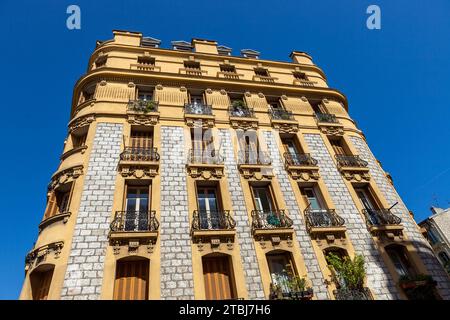 Edificio in pietra con balconi in ferro battuto, Nizza, Francia Foto Stock