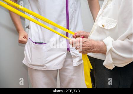Pazienti anziani che fanno esercizi in una casa di riposo. Fotografia di alta qualità. Foto Stock