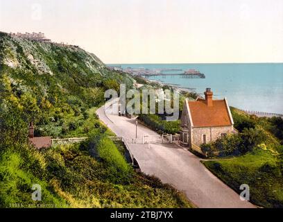 Lower Sand Gate Road, Folkestone, Stadt und der Verwaltungssitz des Bezirks Folkestone and Hythe in der Grafschaft Kent im Vereinigten Königreich, CA 1895, England, Historisch, digital restaurierte Reproduktion von einer Vorlage aus dem 19. Jahrhundert / Lower Sand Gate Road, Folkestone, città e centro amministrativo del distretto di Folkestone e Hythe nella contea del Kent nel Regno Unito, CA 1895, Inghilterra, storica, riproduzione restaurata digitalmente da un originale del XIX secolo Foto Stock