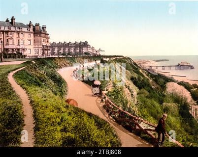 Lees, Leas, at Folkestone, Stadt und der Verwaltungssitz des Bezirks Folkestone and Hythe in der Grafschaft Kent im Vereinigten Königreich, CA 1895, England, Historisch, digital restaurierte Reproduktion von einer Vorlage aus dem 19. Jahrhundert / The Lees, Leas, a Folkestone, città e centro amministrativo del distretto di Folkestone e Hythe nella contea del Kent nel Regno Unito, CA 1895, England, Historical, riproduzione restaurata digitalmente da un originale del XIX secolo Foto Stock