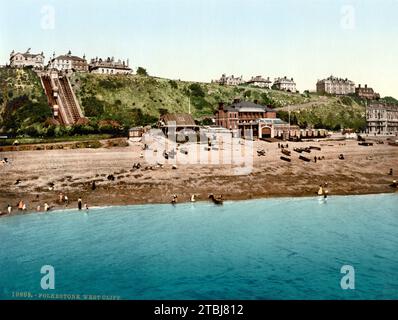 West Cliff bei Folkestone, Stadt und der Verwaltungssitz des Bezirks Folkestone and Hythe in der Grafschaft Kent im Vereinigten Königreich, CA 1895, England, Historisch, digital restaurierte Reproduktion von einer Vorlage aus dem 19. Jahrhundert / West Cliff at Folkestone, città e centro amministrativo del distretto di Folkestone e Hythe nella contea del Kent nel Regno Unito, CA 1895, England, Historical, riproduzione restaurata digitalmente da un originale del XIX secolo Foto Stock