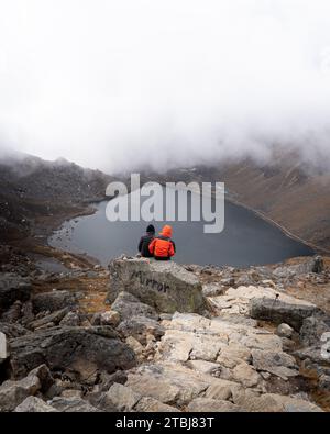 2 persone che guardano lo stagno santo Gosaikunda. Foto Stock