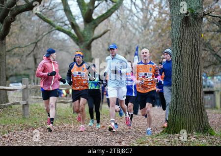 Kevin Sinfield si è Unito a Stuart Broad e Will Greenwood nel settimo giorno del 7 in 7 Challenge di Londra. Da quando ha iniziato la sua missione ultra-maratona nel 2020, il 43enne ha raccolto più di 8 milioni di sterline per aiutare a finanziare la ricerca e aiutare coloro che soffrono di questa malattia, e ha promesso che continuerà a intraprendere la sua missione di maratona fino a quando non sarà trovata una cura. Data immagine: Giovedì 7 dicembre 2023. Foto Stock