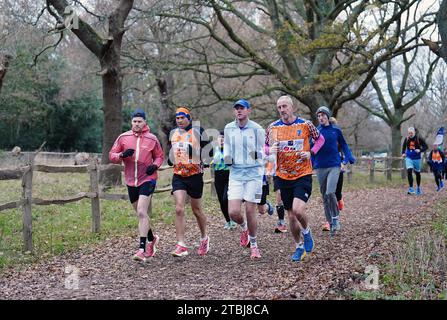 Kevin Sinfield si è Unito a Stuart Broad e Will Greenwood nel settimo giorno del 7 in 7 Challenge di Londra. Da quando ha iniziato la sua missione ultra-maratona nel 2020, il 43enne ha raccolto più di 8 milioni di sterline per aiutare a finanziare la ricerca e aiutare coloro che soffrono di questa malattia, e ha promesso che continuerà a intraprendere la sua missione di maratona fino a quando non sarà trovata una cura. Data immagine: Giovedì 7 dicembre 2023. Foto Stock