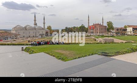 Edirne, Turchia - 17 ottobre 2023: Gruppo di turisti di fronte alle rovine, Moschea Eski Ulu e luoghi di interesse del municipio in autunno. Foto Stock