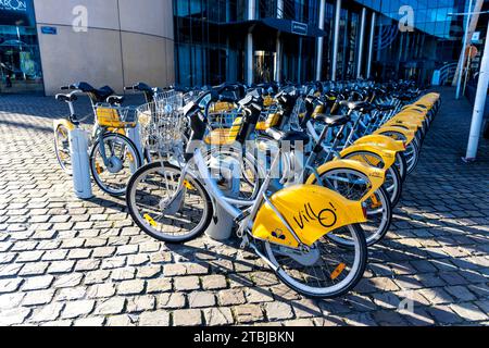 Villo! Noleggio biciclette ormeggiate fuori dalla stazione ferroviaria Gare du Midi, Bruxelles, Belgio Foto Stock