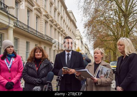 Londra, Regno Unito. 7 dicembre 2023. Aamer Anwar (centro), avvocato capo per le famiglie in lutto scozzesi Covid-19, e i familiari in lutto rilasciano dichiarazioni al di fuori del Covid-19 Inquiry Hearing Centre come l'ex primo ministro Boris Johnson dà la sua testimonianza il secondo giorno. Credito: Vuk Valcic/Alamy Live News Foto Stock