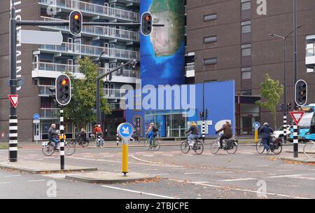 Ciclismo in Olanda: Numerosi ciclisti su una strada di Enschede. Foto Stock