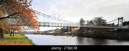 Il ponte sospeso Loreburne sul fiume Nith, Dumfries Town, Dumfries and Galloway, Scozia, Regno Unito Foto Stock