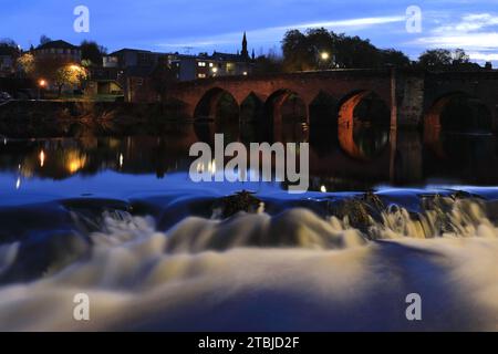 Il ponte Devorgilla si rifletteva nel fiume Nith, Dumfries Town, Dumfries and Galloway, Scozia, Regno Unito Foto Stock