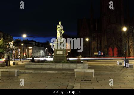 La statua del poeta Robert Burns nel centro di Dumfries, Greyfriars Church dietro di notte Scozia Regno Unito Foto Stock