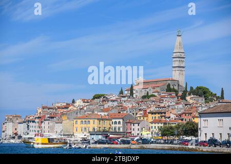 Rovigno: Porto e skyline della città vecchia, con la chiesa di Sant'Eufemia campanile. Vista da Obala Vladimira Nazora, Croazia Foto Stock