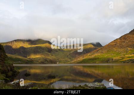 Sunrise and Cloud Patterns Llyn Ogwen Foto Stock