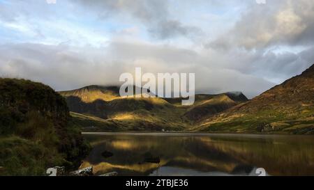 Sunrise and Cloud Patterns Llyn Ogwen Foto Stock