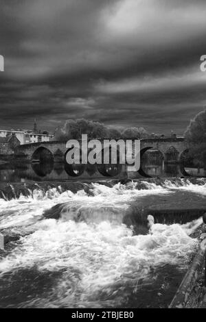 Il ponte Devorgilla si rifletteva nel fiume Nith, Dumfries Town, Dumfries and Galloway, Scozia, Regno Unito Foto Stock
