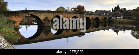 Il ponte Devorgilla si rifletteva nel fiume Nith, Dumfries Town, Dumfries and Galloway, Scozia, Regno Unito Foto Stock