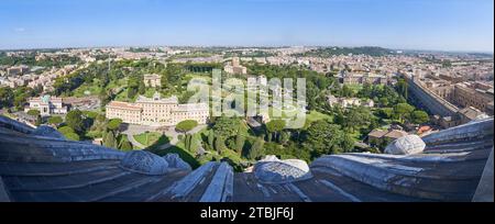 Una vista panoramica dei giardini Vaticani dalla cupola di san basilica di Pietro in Vaticano, (Roma, Italia). Foto Stock