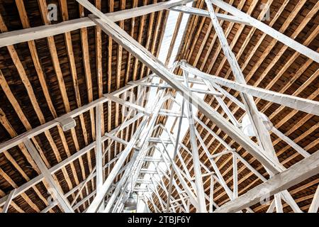 La struttura rustica del tetto di una tradizionale costruzione in legno sull'isola di Chiloe, Cile Foto Stock