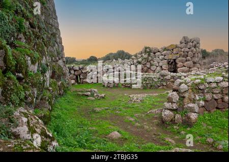 04 dicembre 2023 Italia, Sardegna, Oristano, Abbasanta, villaggio preistorico di Nuraghe Losa Foto Stock