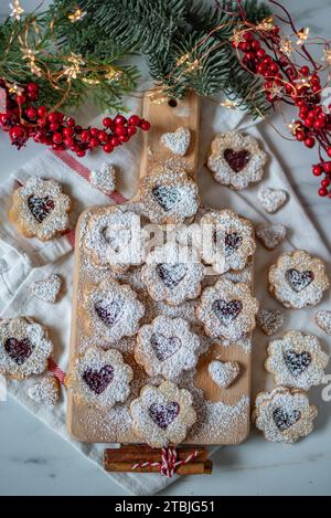 Biscotti Linzer ripieni di marmellata di lamponi rossi Foto Stock